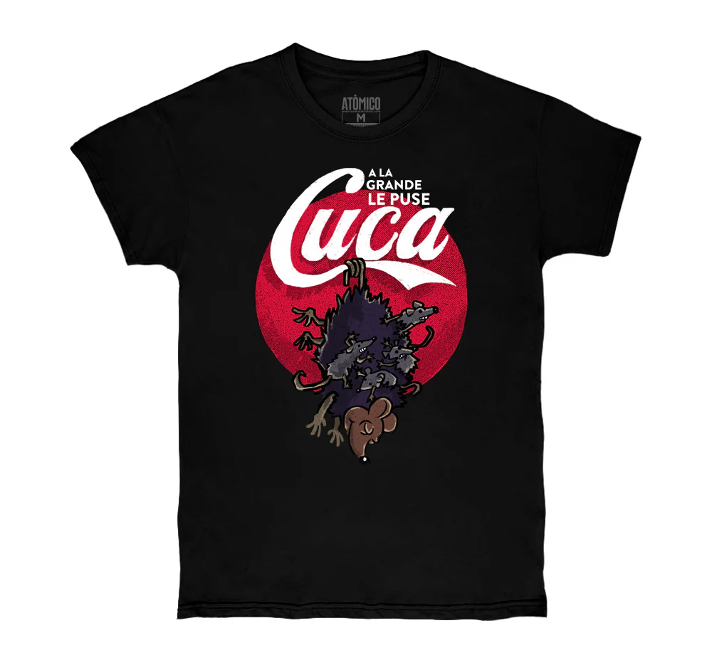 A la Grande le Puse Cuca de @SimpsonitoMX - Playera CABALLERO
