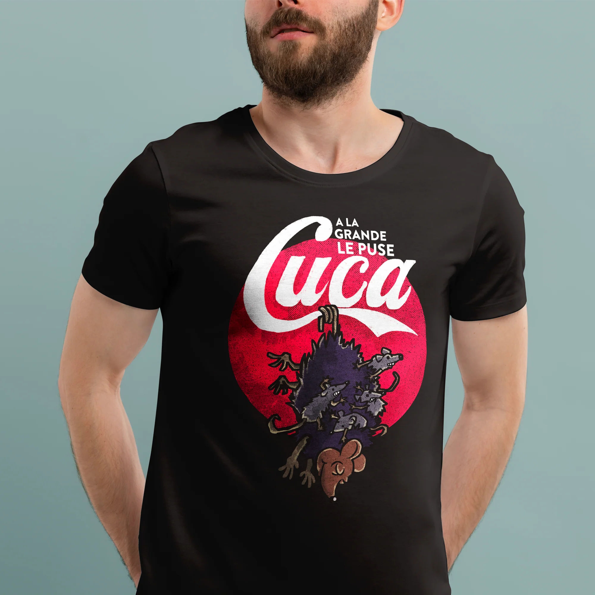 A la Grande le Puse Cuca de @SimpsonitoMX - Playera CABALLERO - Image 2