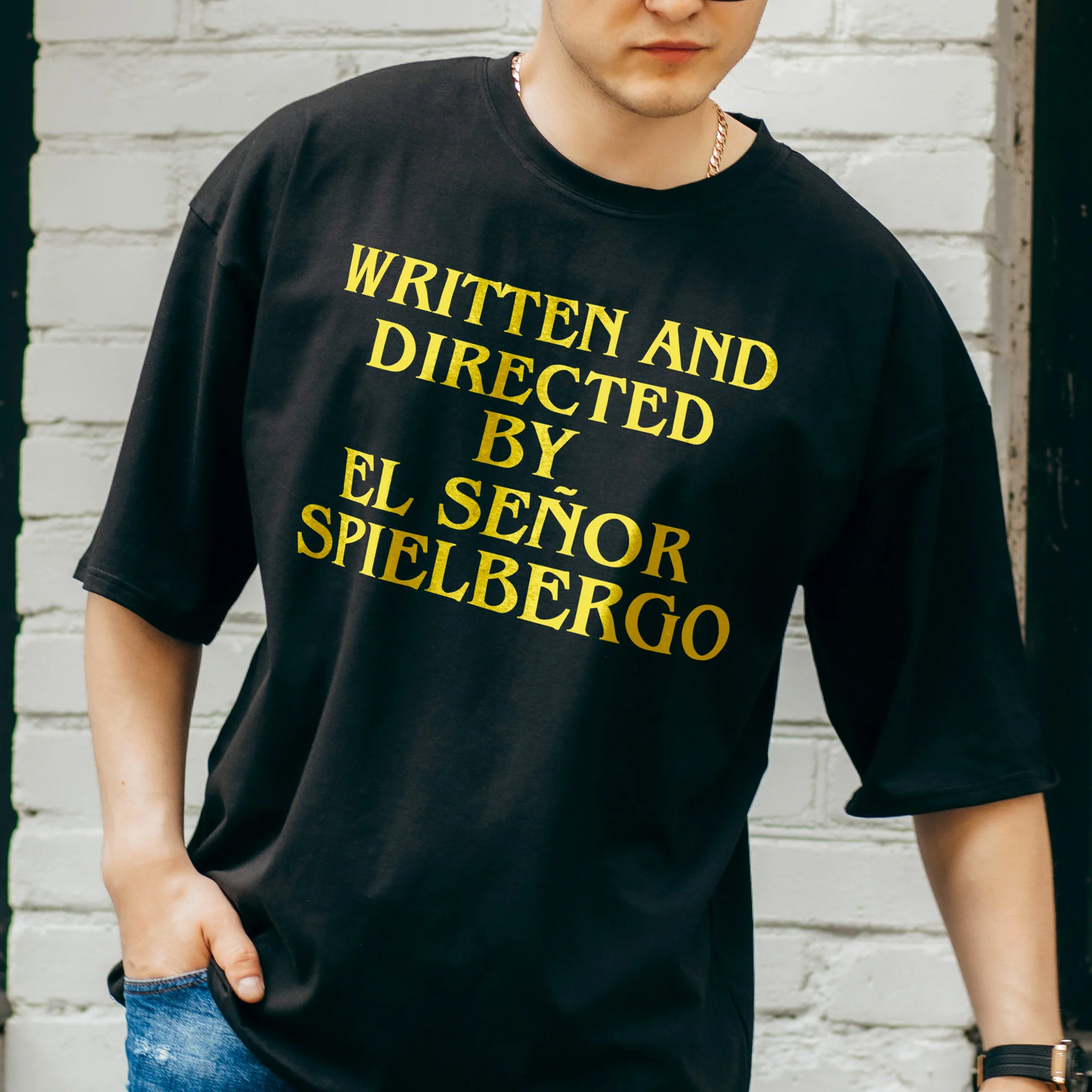 El Señor Spielbergo de @SimpsonitoMX - Playera CABALLERO - Image 2