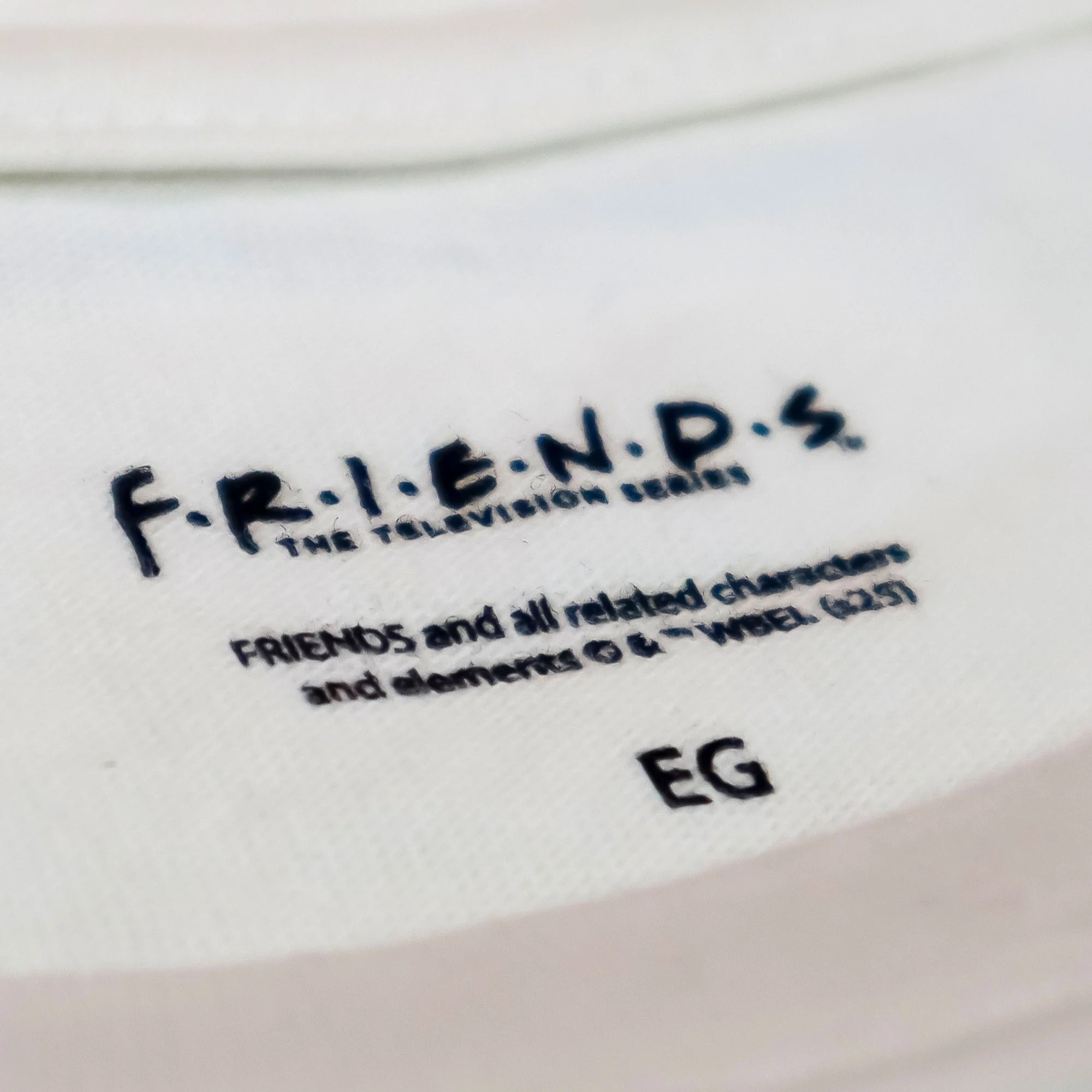 Friends Logos Natural  - Playera DAMA Licencia FRIENDS™ - Image 2