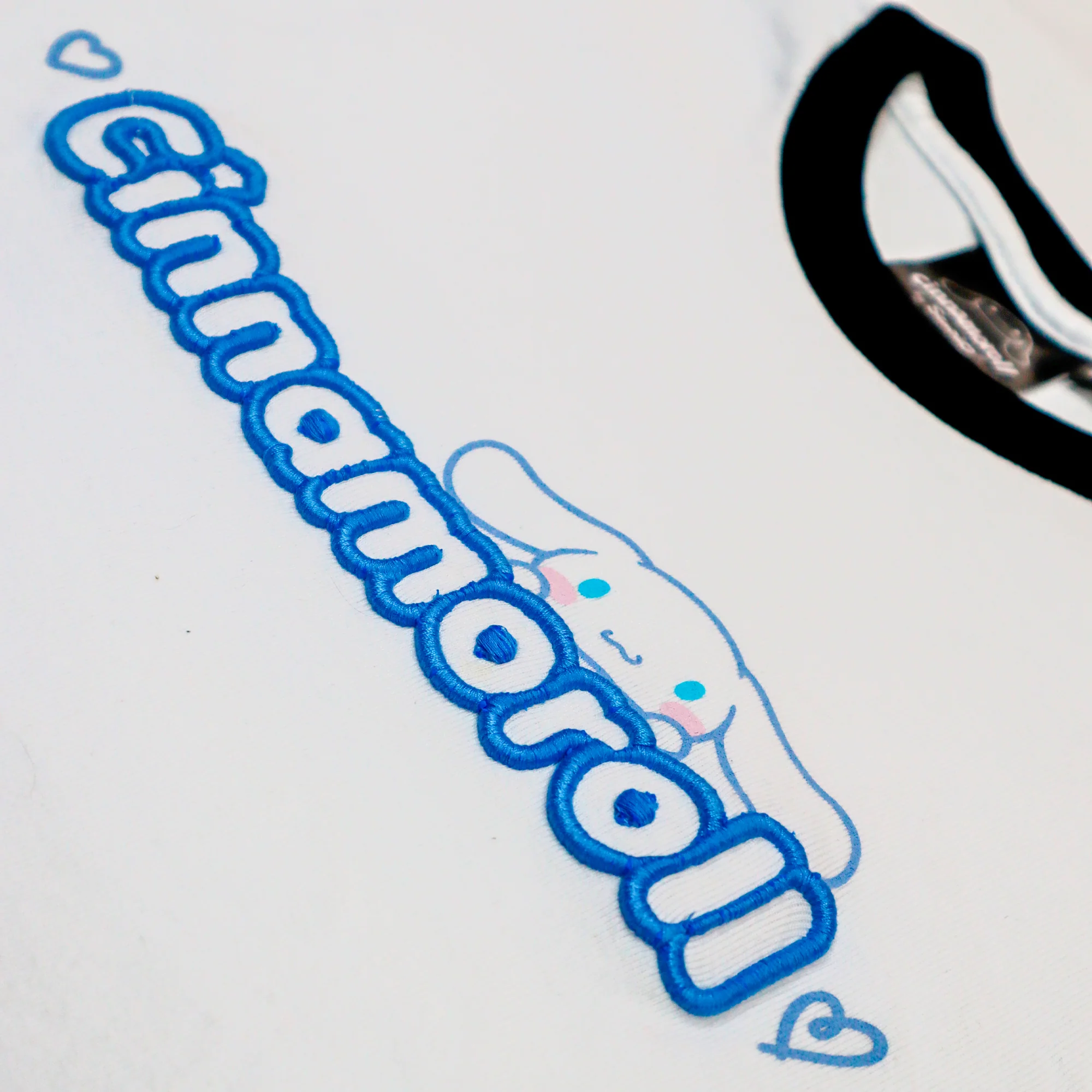 Cinnamoroll Bordado Blanco - Playera DAMA Licencia SANRIO™ - Image 2